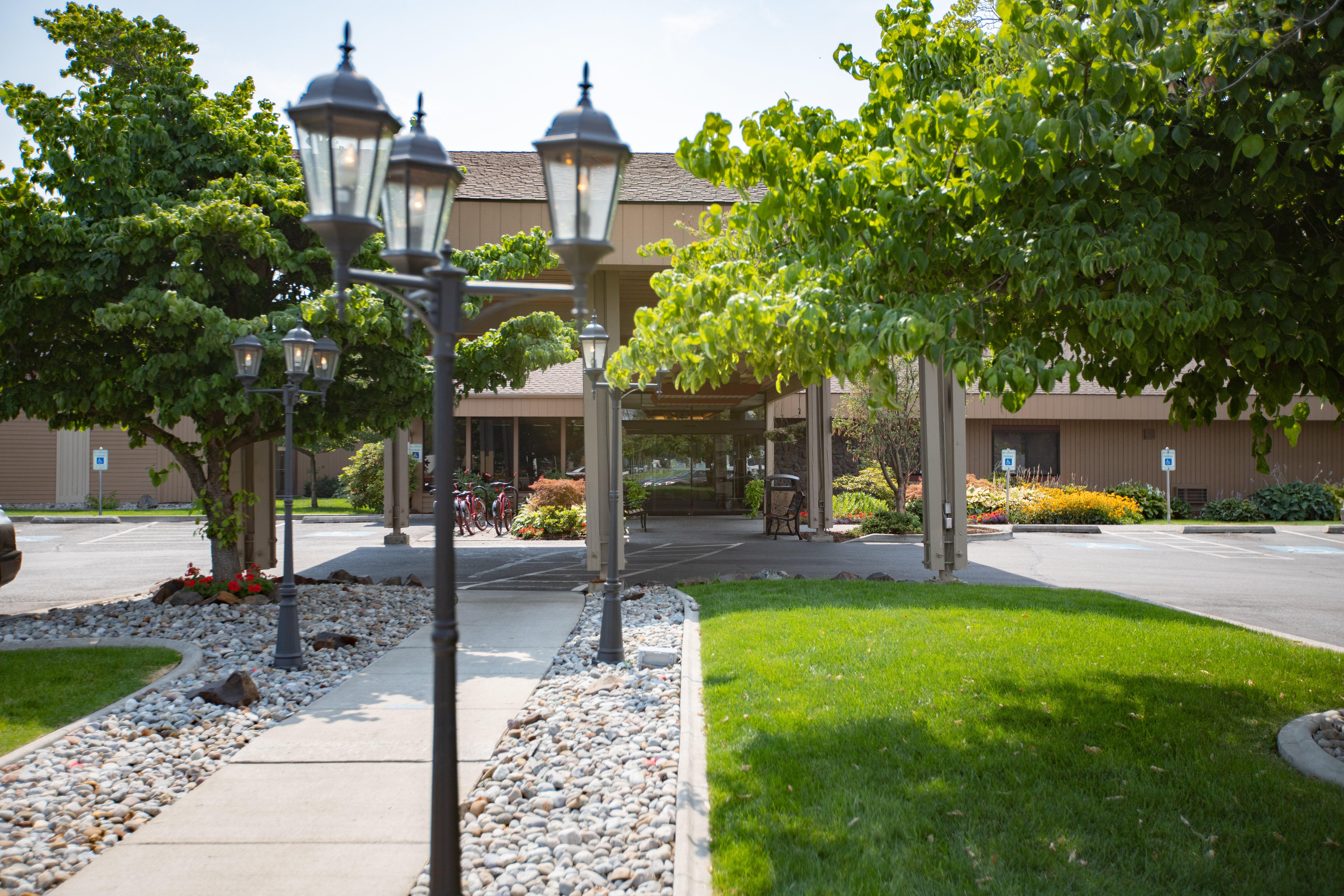 Ruby River Inn Walkway